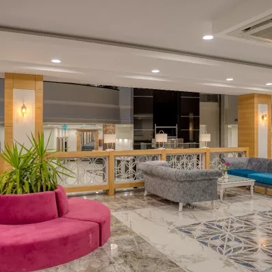 hall d'entrée avec canapés et tables