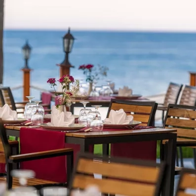 table dressée vue sur la mer