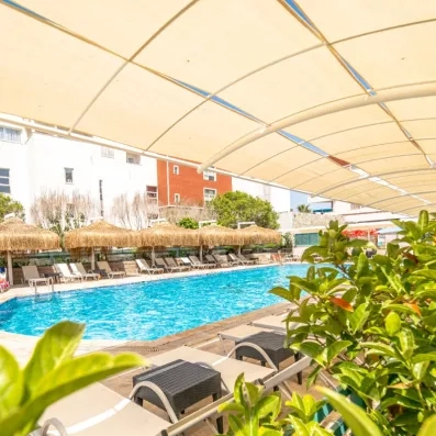 piscine avec transats et parasols en osier