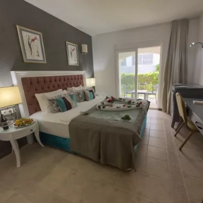 chambre avec un grand lit