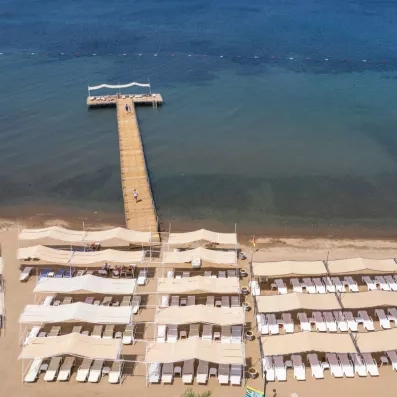 plage avec transats et parasols et un ponton