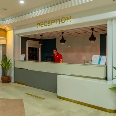 hall d'entrée avec comptoir de réception