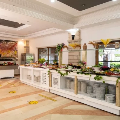 Buffet dans un restaurant lumineux avec comptoirs garnis