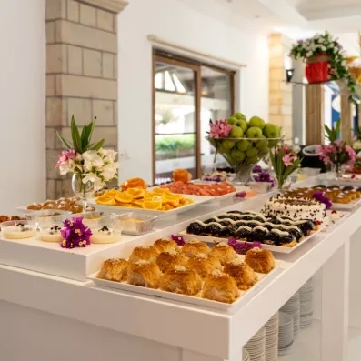 buffet garnis avec différents plats