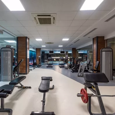 salle de fitness avec machines de musculations