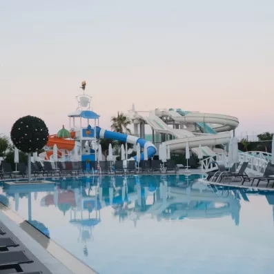 piscine extérieur avec des toboggans 