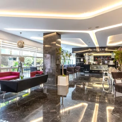 hall entrée de l'hôtel en marbre noir et blanc avec des canapés