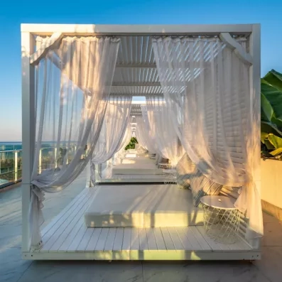 cabane avec lit blanc sur la plage 