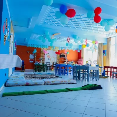Club pour enfants coloré avec jeux et activités ludiques pour des vacances en famille à Djerba.