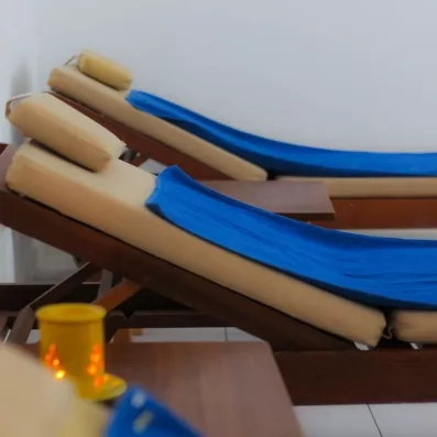 Espace de détente avec transats confortables et ambiance spa pour un séjour bien-être à Djerba.