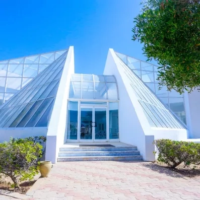 Architecture moderne de l'espace spa et thalasso de l'hôtel Al Jazira sous le soleil de Tunisie.