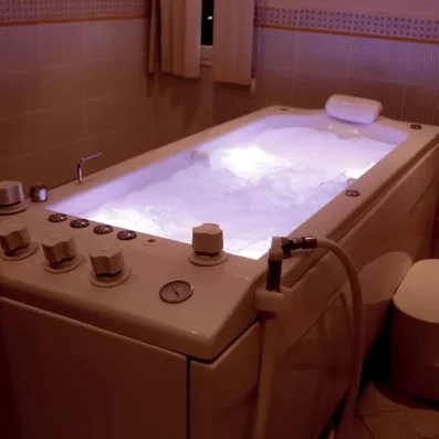 Baignoire d'hydromassage professionnelle dans le centre de thalassothérapie de l'hôtel Al Jazira à Djerba.