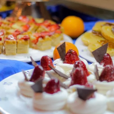 Sélection de desserts gourmands et pâtisseries aux fraises au buffet de l'hôtel Al Jazira à Djerba.