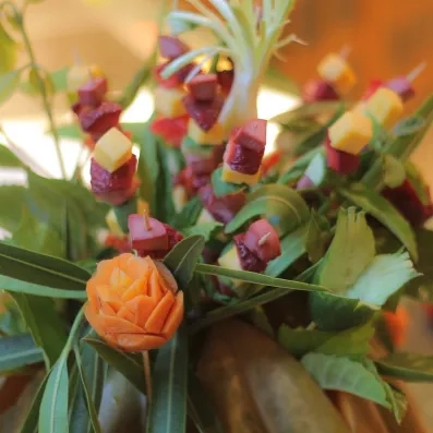 Décoration culinaire raffinée et amuse-bouches sculptés servis lors d'un séjour touristique en Tunisie.