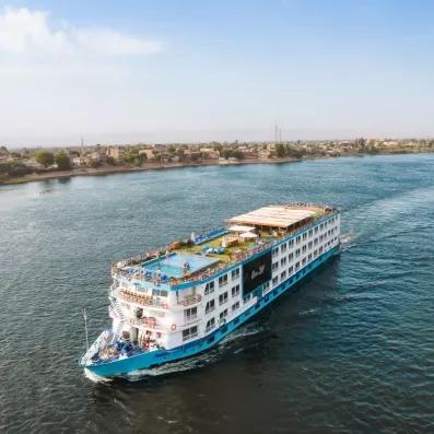 Bateau de croisière naviguant sur le Nil vers Le Caire, Égypte, voyage culturel incontournable.