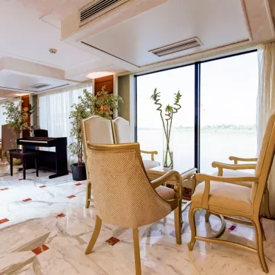 Salon panoramique élégant avec piano et vue sur le Nil, détente luxueuse au Caire, Égypte.