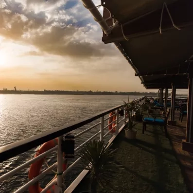 Coucher de soleil spectaculaire sur le Nil depuis le pont en gazon d'un bateau de voyage.