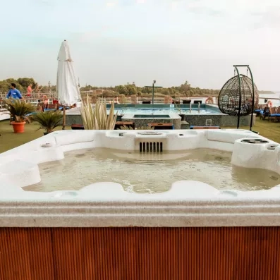 Jacuzzi extérieur sur le pont du bateau offrant une vue panoramique lors d'une croisière au Caire.