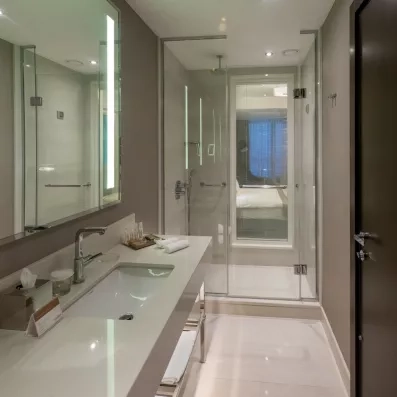 salle de bain avec douche aux tons clairs