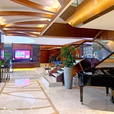 hall d'entrée avec comptoir de réception