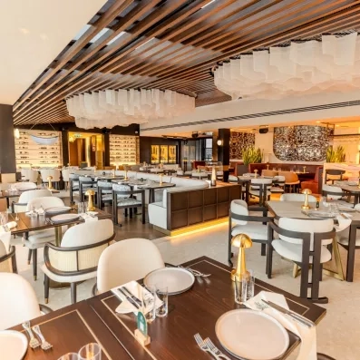 salle de restaurant avec tables dressées