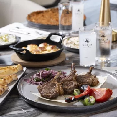 détails de différents plats servis sur une table