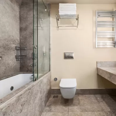 salle de bain avec baignoire et toilette