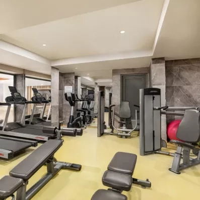 salle de fitness avec machines de musculations