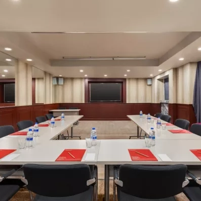 salle de conférence en U et écran