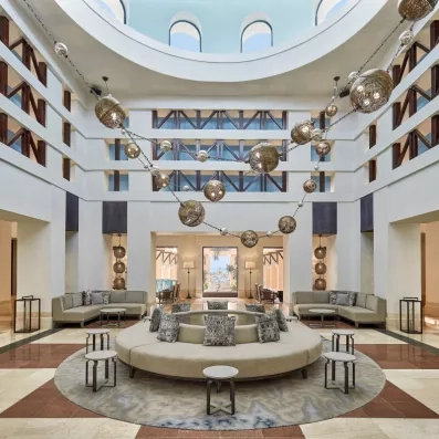 Atrium design avec lustres orientaux et salons confortables du complexe 5 étoiles à Hurghada, Égypte.