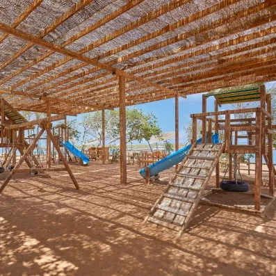 Aire de jeux ombragée pour enfants au Premier Le Rêve Resort, vacances familiales à Hurghada.