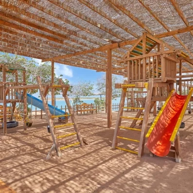 Club enfants avec toboggans et balançoires, séjour famille tout inclus en Égypte à Hurghada.