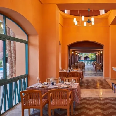 Restaurant intérieur élégant au Premier Le Rêve Hôtel & Spa Hurghada, séjour luxe en Égypte.