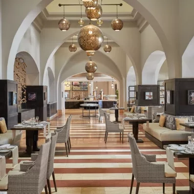 Salle de restaurant chic avec arches orientales, buffet gastronomique au complexe hôtelier 5 étoiles Hurghada.