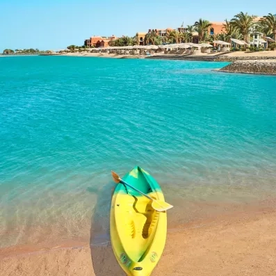 Kayak sur la plage de sable fin, activités nautiques au Premier Le Rêve Hôtel Hurghada.