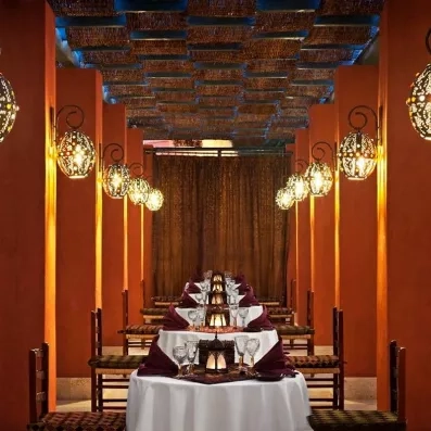 Dîner romantique avec lanternes traditionnelles égyptiennes, expérience culinaire de luxe à Hurghada, Égypte.
