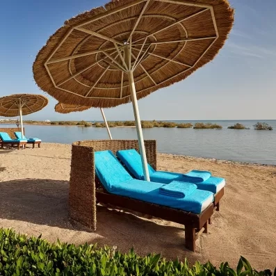 Plage privée avec transats et parasols en paille au bord de la Mer Rouge, Égypte.