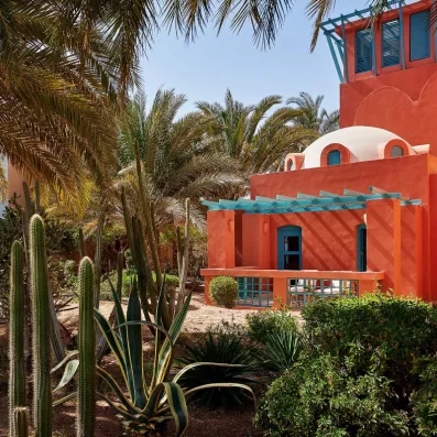 Architecture orientale et jardins de cactus exotiques sous le soleil du Premier Le Rêve, Hurghada.