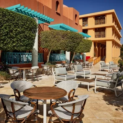 Terrasse ensoleillée avec mobilier moderne, cadre idyllique pour des vacances All Inclusive en Égypte.