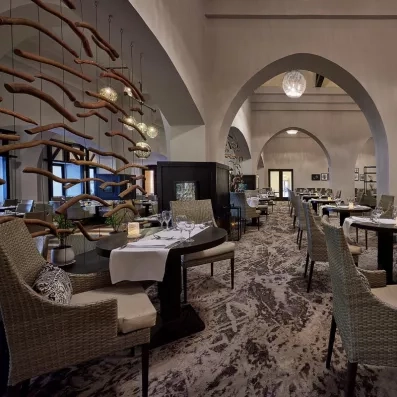 Décoration design et ambiance feutrée dans le restaurant du Premier Le Rêve Hôtel 5 étoiles.