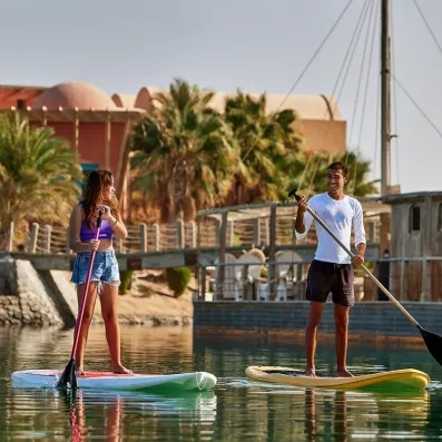 Stand up paddle sur la lagune, loisirs aquatiques au complexe hôtelier 5 étoiles d'Hurghada.