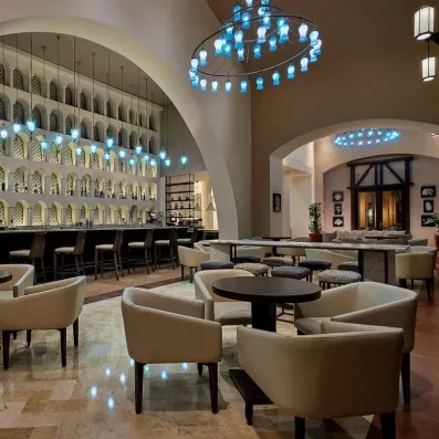 Bar intérieur luxueux avec éclairage bleu, cocktails et détente lors d'un voyage à Hurghada.