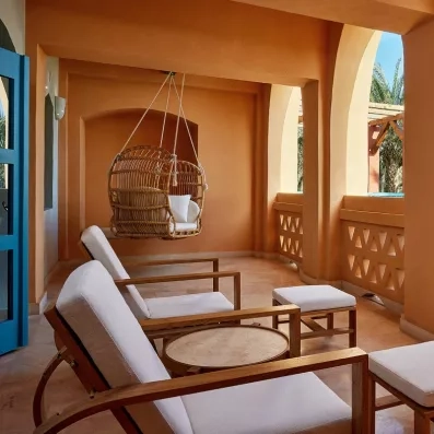 Terrasse privée avec fauteuil suspendu et transats au Premier Le Rêve Hôtel & Spa, Hurghada.