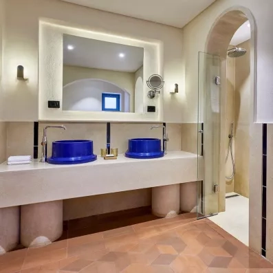 Salle de bain de luxe avec doubles vasques bleues et douche à l'italienne, séjour Égypte.