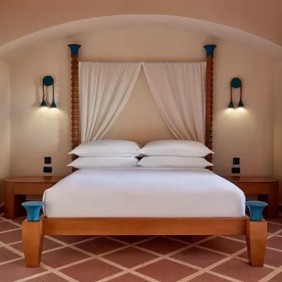 Chambre spacieuse avec lit à baldaquin au design oriental moderne, voyage 5 étoiles à Hurghada.