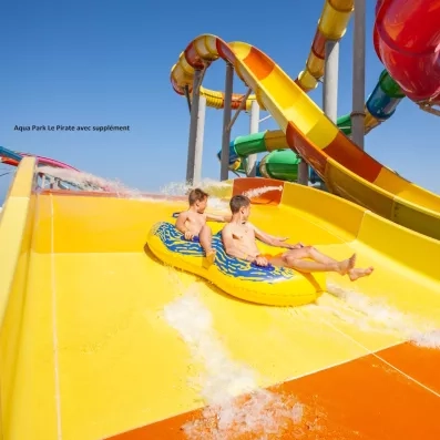 Enfants s'amusant sur une bouée dans un toboggan géant de l'Aqua Park au Djerba Aqua Resort.