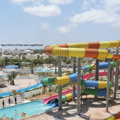 Vue panoramique sur les toboggans géants de l'Aqua Park Le Pirate au complexe hôtelier de Djerba.