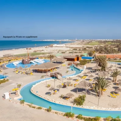 Vue panoramique de l'Aqua Park Le Pirate avec rivière lente et plage à Djerba en Tunisie.