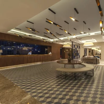 Un hall de réception élégant, illuminé par de nombreux luminaires design.