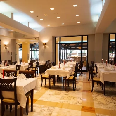 Salle de restaurant élégante du Vincci Dar Midoun à Djerba avec tables dressées et ambiance chaleureuse.